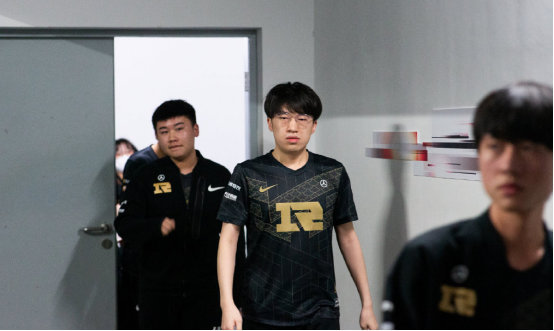 他却淡淡地 他却淡淡地