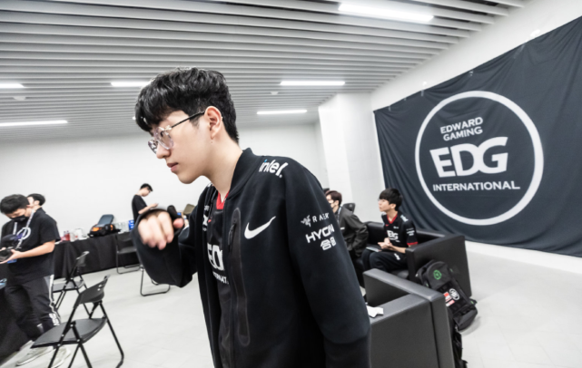 露了他们在 露了他们在